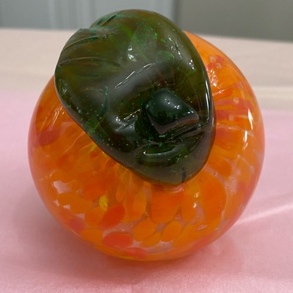 VTG MURANO-STYLE ART GLASS PEACH WITH A GREEN LEAF Paper weight - Picture 4 of 13